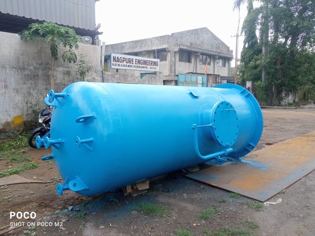 Air receiver vessel loaded on a truck for delivery