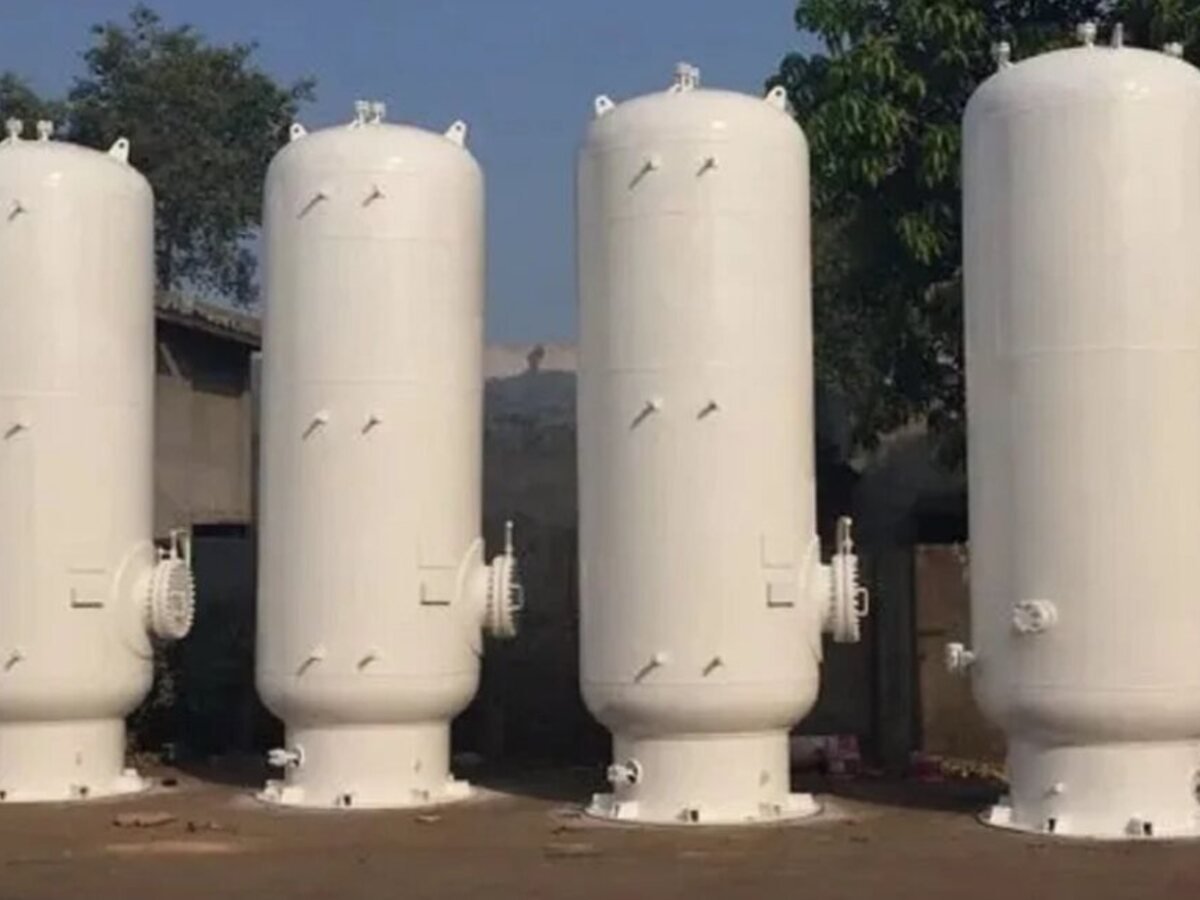 Horizontal compressed air receiver vessels on saddle supports
