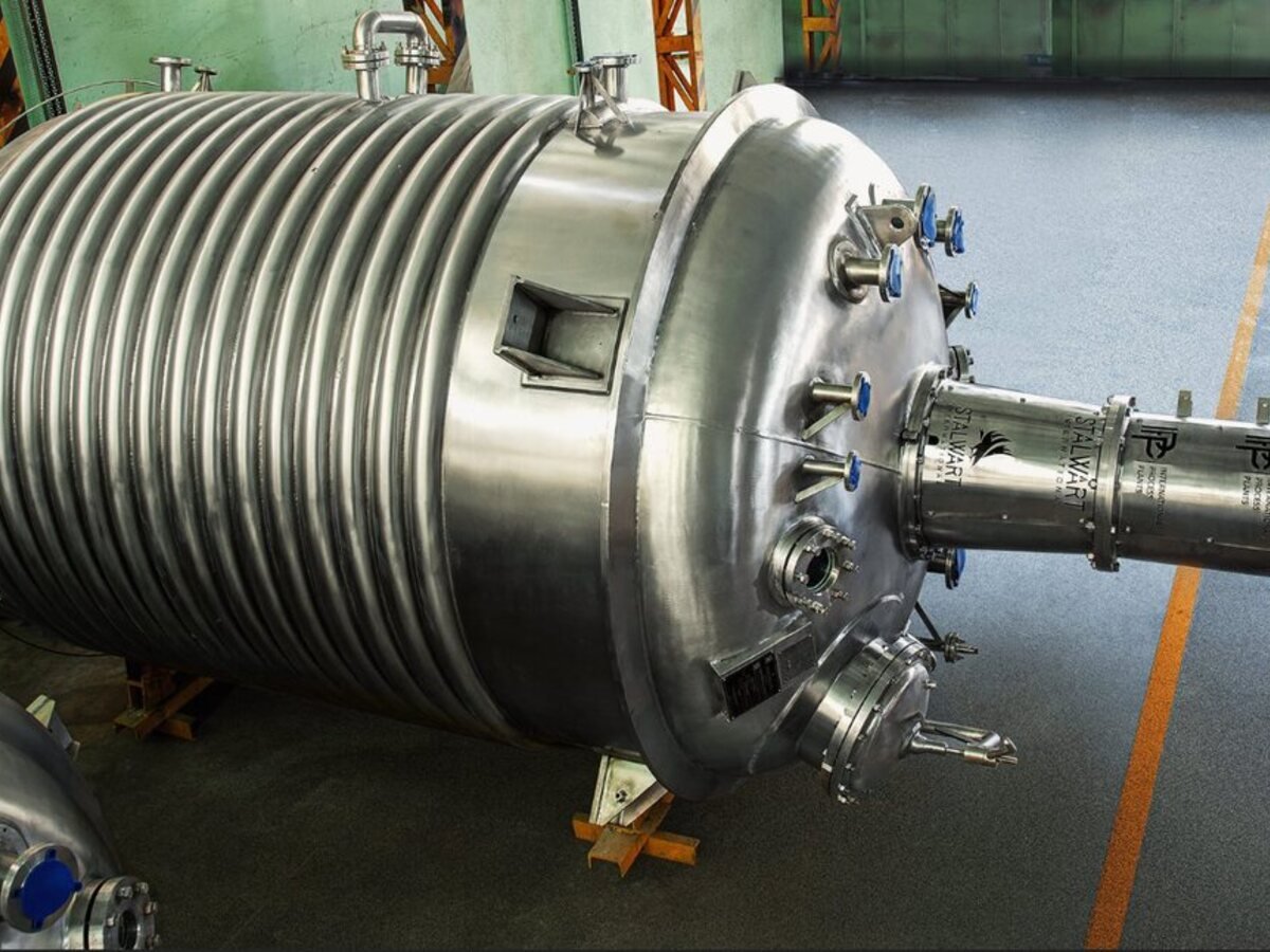 Jacketed chemical reactor with bolted cover and nozzle schedule