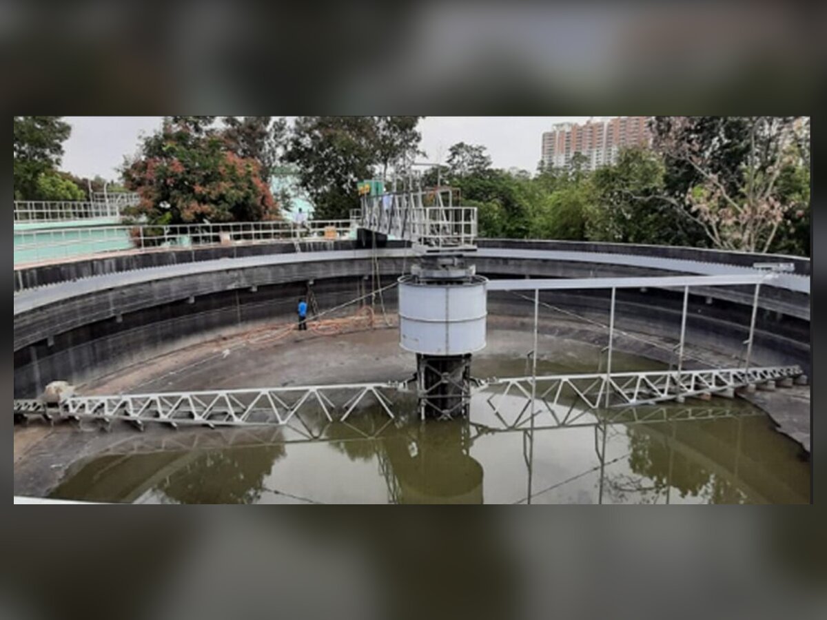 Complete circular clarifier with bridge and drive in operation